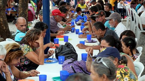 Ciudadanos venezolanos cruzan a diario la frontera entre su pas y Colombia para recibir una racin de comida en el comedor Divina Providencia de Cculta 