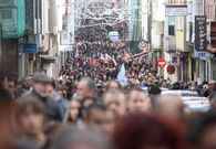 La muchedumbre abarrot� la ferrolana calle del Sol, por donde pas� la manifestaci�n en defensa del sector naval.