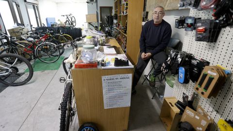 Fran Garc�a regenta Motobazar en A Illa