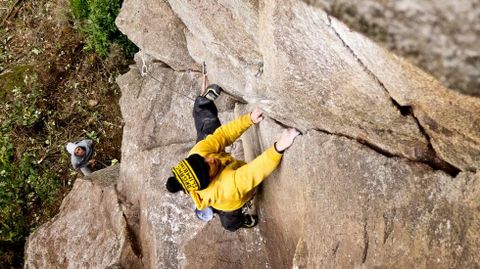 El escalador Mauro Gonz�lez en unas rocas situadas en el municipio lucense de Pant�n, entre Pombeiro y Sancosmede, con el r�o Sil al fondo