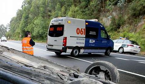 Una ambulancia del O61 atiende un accidente en Burela.