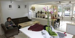 Raquel Pozueta en la sala de lactancia que incorpora en su nueva tienda de ropa en Covas. 