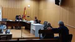 El acusado, con un cuidador durante el juicio en Ourense