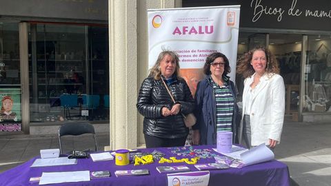 � esquerda Carmen Pena, presidenta de AFALU; no medio a s�a vogal Carmen Rielo e � dereita Iria Franco, vicepresidenta. 