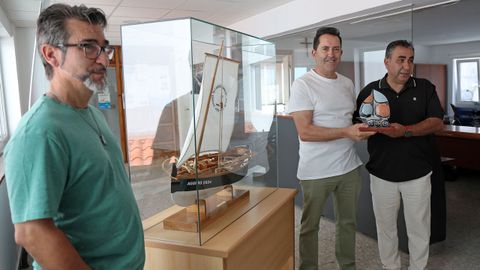 Miguel Abraldes recoge la figura de manos del patr�n mayor, Jos� Antonio Santamar�a, en presencia del integrante de la junta general del p�sito Francisco Javier Santamar�a