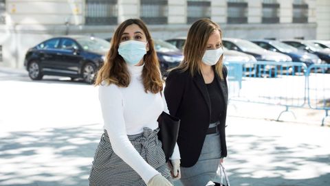 Foto de archivo de Dina Bousselham (izquierda) a su llegada a la Audiencia Nacional.