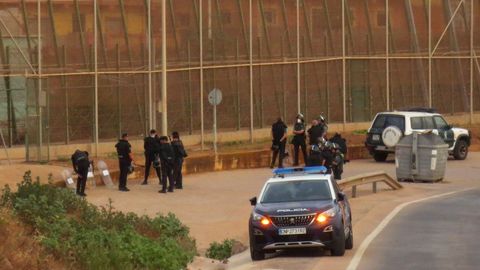 Imagen de archivo. Vista de varias patrullas y agentes de la Guardia Civil y de la Polic�a Nacional en la zona cercana al paso fronterizo de Barrio Chino.
