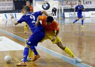 Antonio trata de desembarazarse de la presi�n de un jugador del Barcelona.