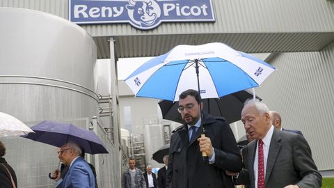 El presidente del Principado, Adri�n Barb�n (2i), y el presidente de Reny Picot, Francisco Rodr�guez, visitan las instalaciones en el marco de la inauguraci�n por parte del grupo Industrias L�cteas Asturias de una nueva planta dedicada a la fabricaci�n de queso mozzarella en su complejo industrial de Anleo