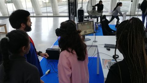 Una ni�a prueba la realidad virtual del CTIC
