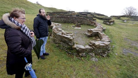 La directora del Museo de Viladonga, Elena Varela, y el t�cnico Diego Torres, junto a una vivienda excavada recientemente