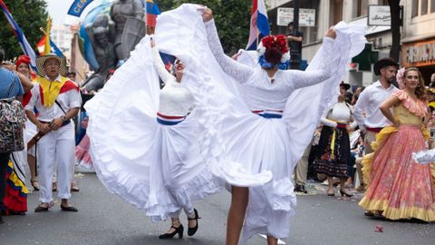 Las calles del centro de Oviedo acogen este jueves el tradicional desfile del día de América en Asturias, en su 72 edición