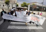 Las familias se manifestaron en la puerta de la conseller�a. 