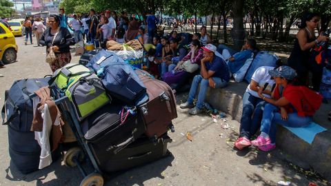 Los venezolanos descansan despu�s de cruzar la frontera de San Antonio del T�chira en Venezuela a C�cuta, Colombia 