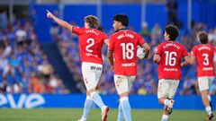 El jugador del Celta Carl Starfelt celebra su gol ante el Getafe en presencia de Yoel Lago y Hugo Gonz�lez.