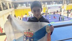 Mart�n, portando la bandera gallega y sus dos medallas.