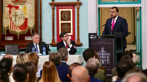 Acto en el que el�empresario guatemalteco de origen asturiano Dionisio Guti�rrez entrega la bandera de su pa�s al Museo de la Emigraci�n Fundaci�n Archivo de Indianos