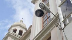 Una farola reci�n instalada junto a otra de las funcionaban hasta ahora, en la calle Rubalcava.