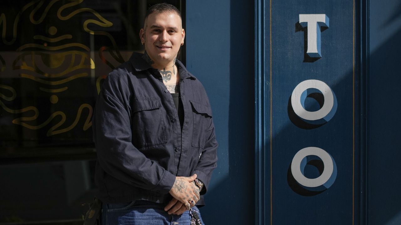 A este tatuador de Ourense, con una serpiente en el cuello y un perro en la cabeza, lo que más le importa es ser agradable con sus clientes