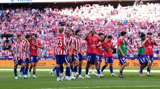 Los jugadores del Atl�tico celebran la victoria en el derbi madrile�o.