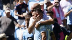 Claudio Gir�ldez consuela a Aspas a la conclusi�n del Celta-M�laga del pasado domingo.