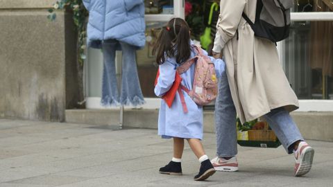 Una madre paseando junto a su hija en Lugo.