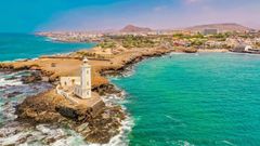 Vista a�rea de la orilla de Praia en la isla de Santiago. En ella se puede ver el faro de Praia y de fondo la capital caboverdiana.