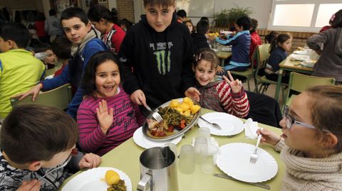 Men� de carnaval en el comedor escolar de Mosteiro