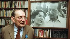 Miguel Delibes, en 1999, junto a un retrato suyo con su mujer, �ngeles de Castro