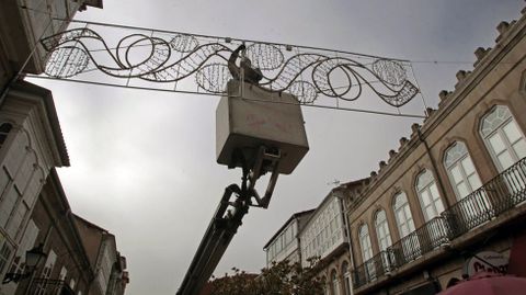 Instalaci�n del alumbrado navide�o, el pasado a�o, en la zona peatonal de Monforte.