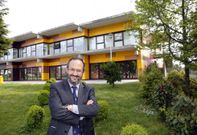 El director del colegio, Luis Peleteiro, en las instalaciones del centro educativo. 