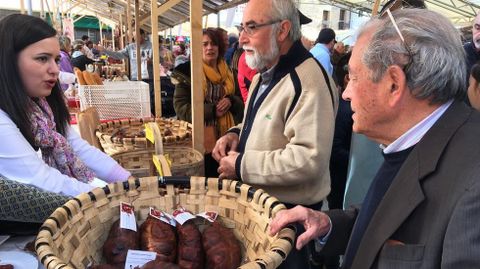 Un puesto de venta en la Feira da Androlla de Navia de Suarna