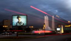 El mupi publicitario en la Plaza Castilla de Oviedo, una foto de una modelo con un dise�o de Adriana.