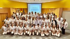 Foto de familia de los alumnos de segundo de Enfermera, con responsables del CHOP, que harn prcticas