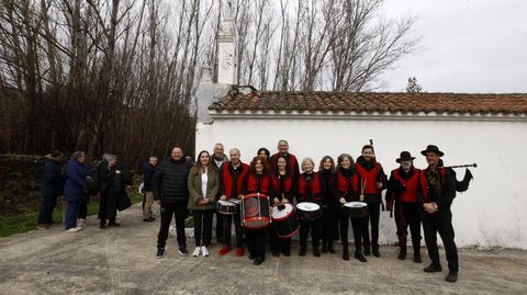 Los tres integrantes de la comisin de fiestas de Budin y el grupo de gaitas Aikirindo, encargado de animar la maana del sbado