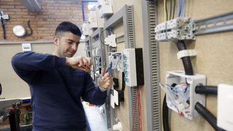 Maikel en sus clases de Mecatrnica en el IES Punta Candieira