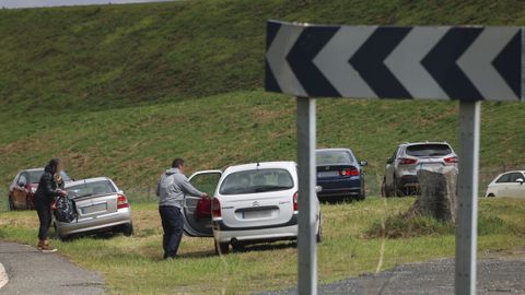 Los espacios utilizados por el párking ficticio de Lavacolla para dejar los coches se han ido poco a poco vaciando, aunque aún ayer ?en la imagen? seguían llegando clientes que tenían que buscar y recoger ellos mismos sus vehículos