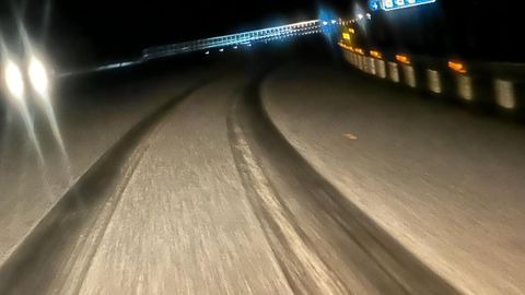 Granizo acumulado en la AG-55 a su paso por A Agualada, Coristanco, a las 06.30 horas de la madrugada de este viernes