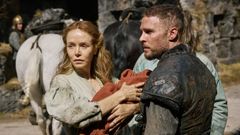 Valene Kane (Lady Morgana) y Iain De Caestecker (Arturo), en una escena de la serie