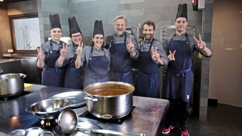 En la imagen, el equipo del restaurante Pepe Vieira, con dos estrellas Michelin y uno de los 25 que colaborará con los nuevos ciclos duales del CIFP Fraga do Eume