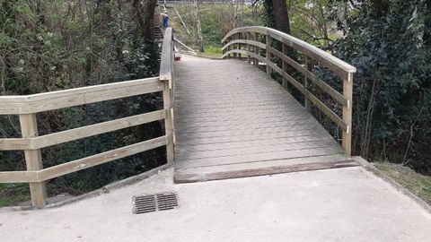 Pasarela peatonal renovada en el parque de Valdecorvos, en Pontevedra