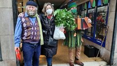 O Apalpador, con la concejala de Cultura de Monforte, en la calle Cardenal