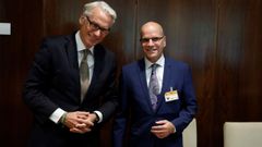 A la derecha, el representante de Corporate Development Alcoa, Marc Pereira, y el de Parter, Rudiger Terhorst, celebran el acuerdo de venta el verano pasado