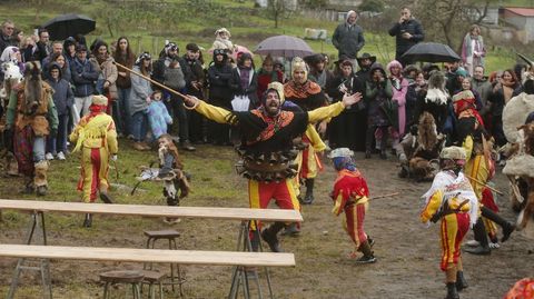 El baile de los volantes en el campo de la fiesta de Santiago da Riba