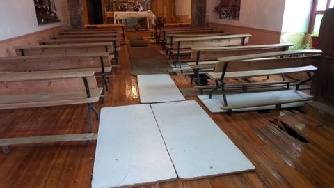 Tablones para tapar los grandes agujeros que salpican el piso de la iglesia