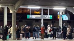 Viajeros en la estacin de tren de Ourense.