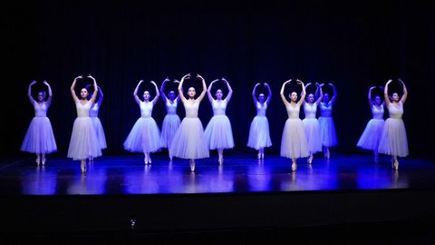El estudio danza Lendaria actuando en la gala de Afasal