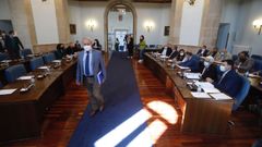 Entrada del presidente de la Diputaci�n en el sal�n de plenos provincial