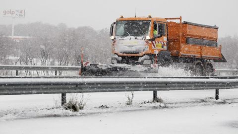 Problemas con la nieve en la A-52 en Cualedro