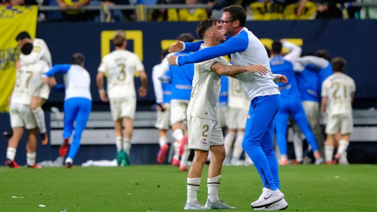 Jugadores y t&eacute;cnicos del Deportivo se abrazan al t&eacute;rmino del partido de C&aacute;diz tras el gol de Stoichkov en el minuto 87